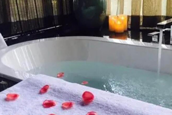 上海松江区水疗池中的失重冥想：当身体学会漂浮